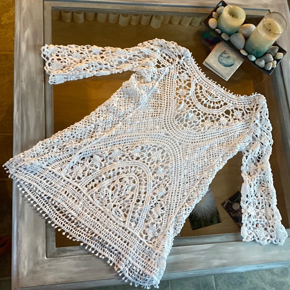 Beach cover up in white - Picture 1 of 4